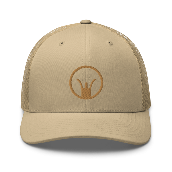 An Iron Sights Trucker Cap avec un golden crown.